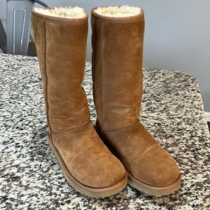 Gently worn tall Chestnut Ugg boots!!!
